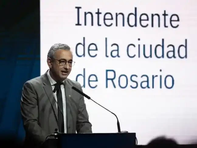 Javkin expuso en el aniversario de la Bolsa de Comercio y afirmó que "para crecer no es suficiente con sanear las cuentas".