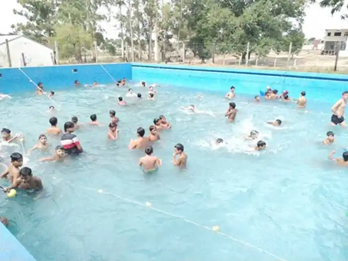 El Presidente Municipal y el Secretario de Deportes  en los recreativos de verano