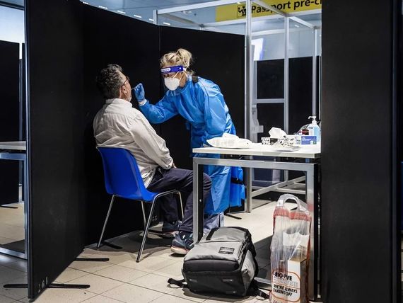 Expertos comparan a la variante Ómicron con el sarampión