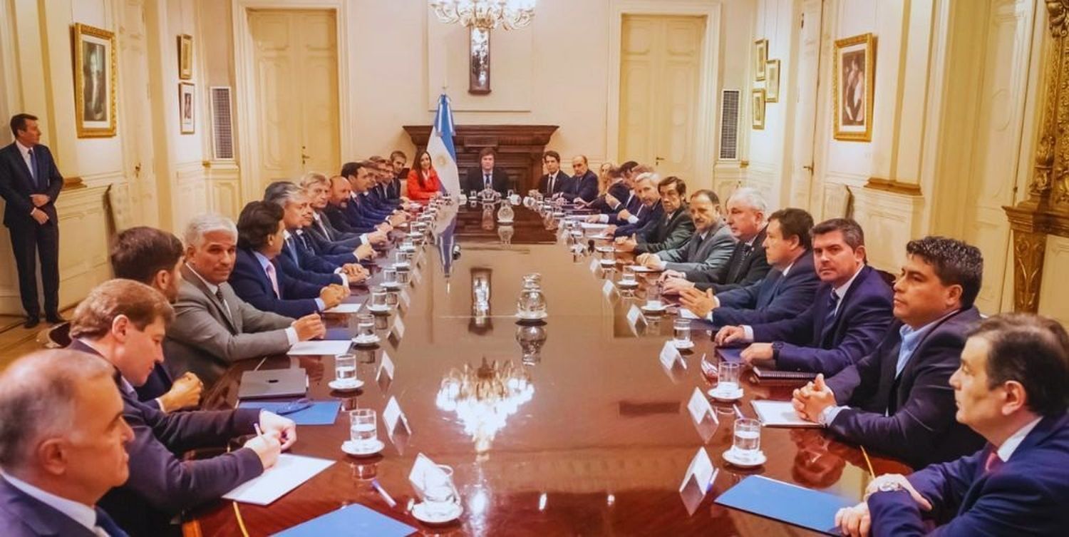 El gobierno juntó a la tropa para afinar la línea en la previa al encuentro de hoy