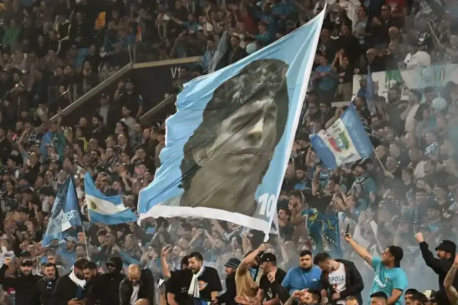 Maradona con los hinchaS(AFP)