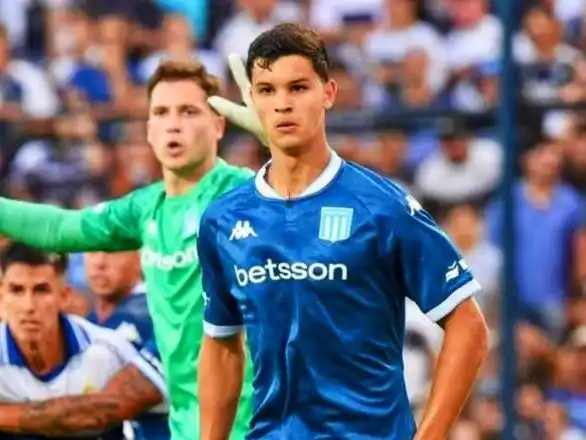 Valentín Carboni debe levantar su nivel en Racing.