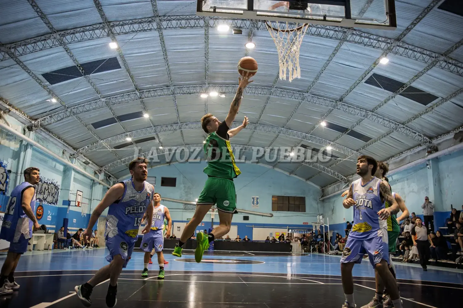 Pérez Vázquez busca el doble ante la antenta mirada de Marinangelli y Susemihil.
