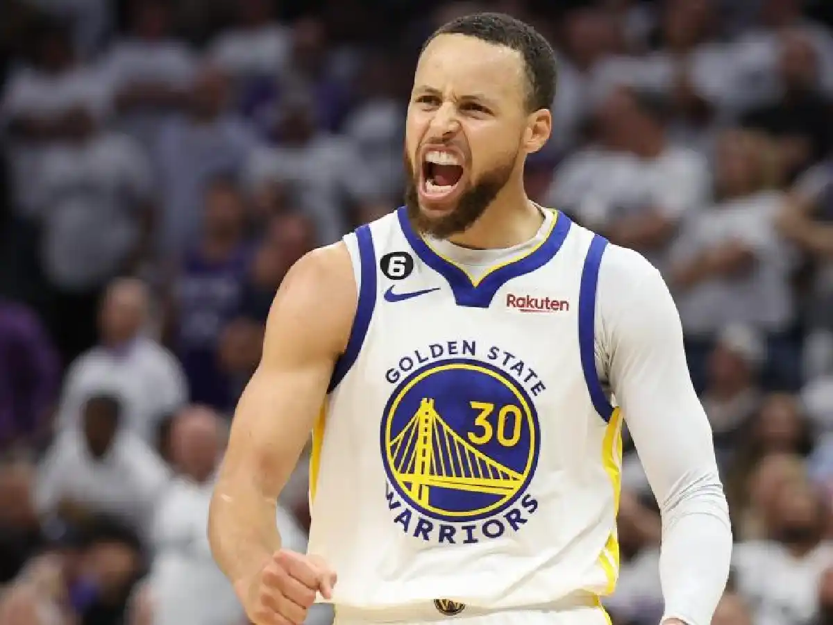 Golden State eliminó a Sacramento con una noche récord de Curry