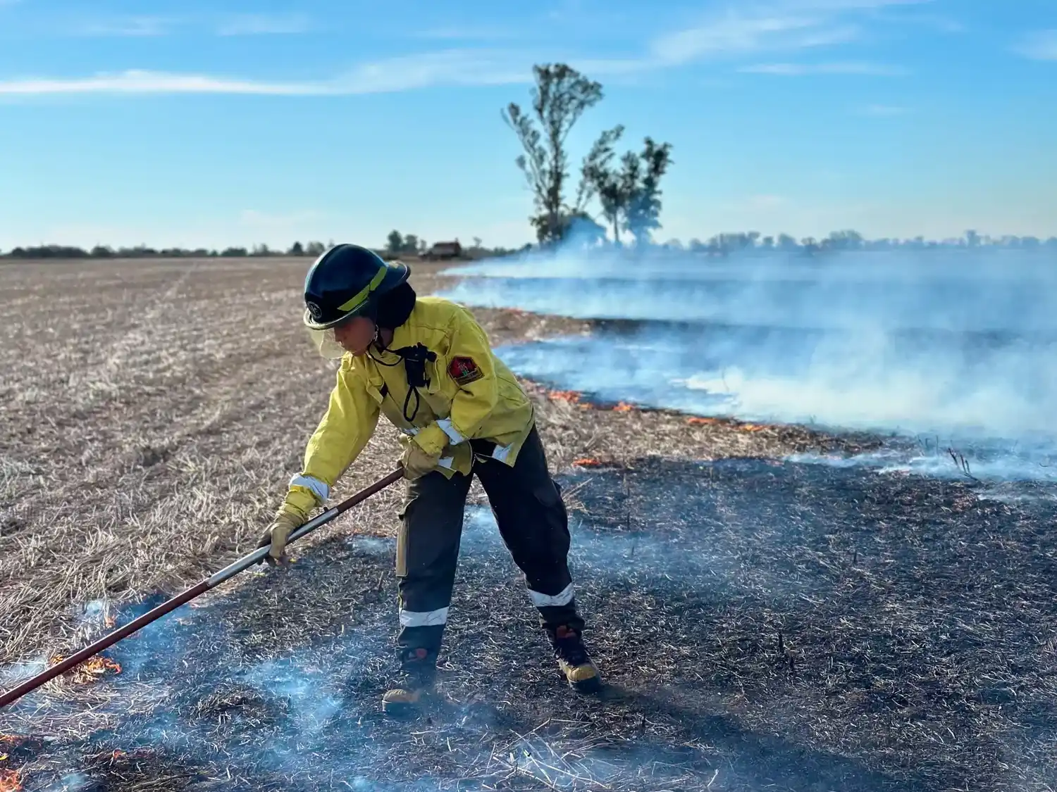 Incendio de campo afectó rastrojos de soja y pastizales secos cerca de Villa San José