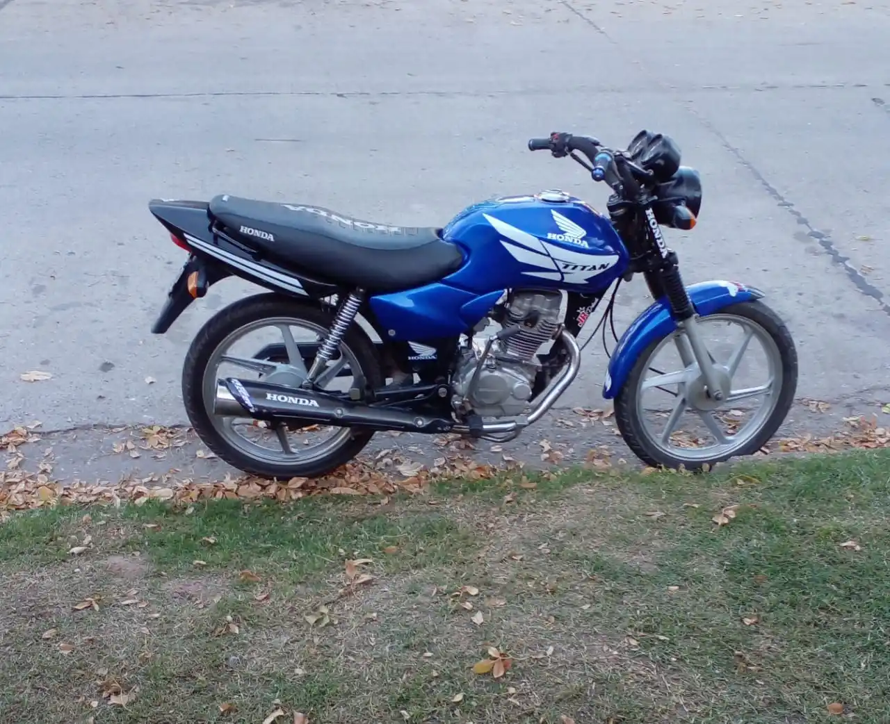 Robaron una motocicleta a metros del centro, mientras el dueño estaba bajando