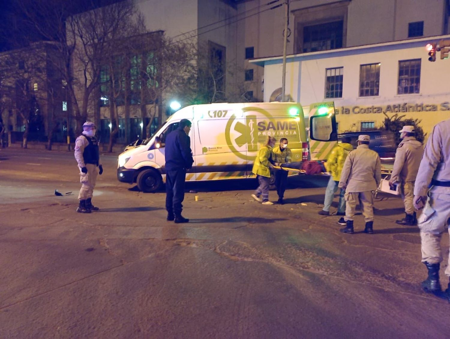 Lo atropellaron y abandonaron en la calle