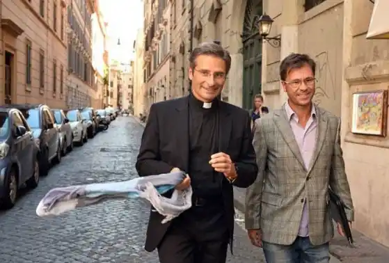 Habló el cura gay expulsado por el Vaticano: "Era una necesidad salir del armario"