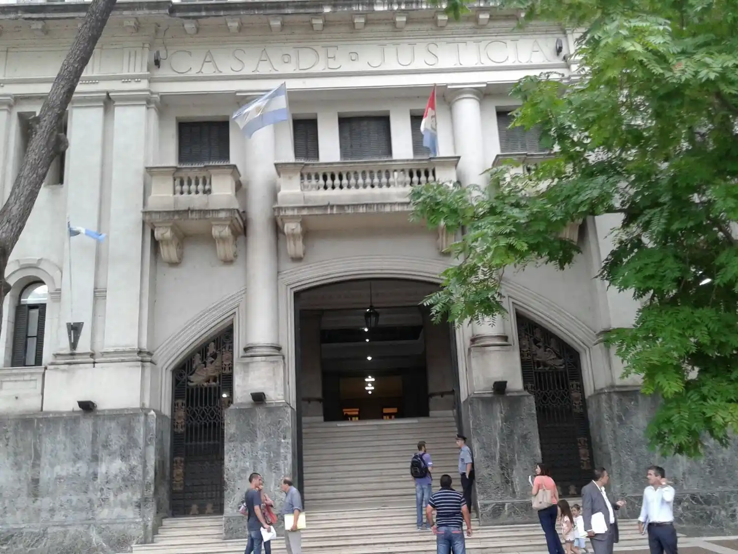 Los hechos ilícitos fueron cometidos en una casa ubicada en Alvear al 4.600, donde vive la madre del imputado.