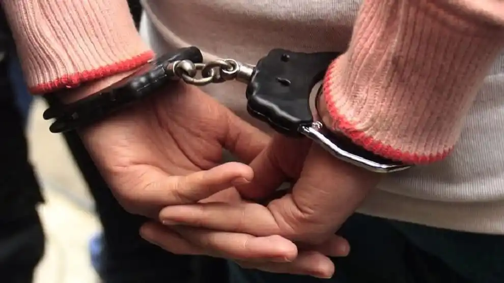 Por quemar vivo a su esposo y simular accidente detienen a una mujer