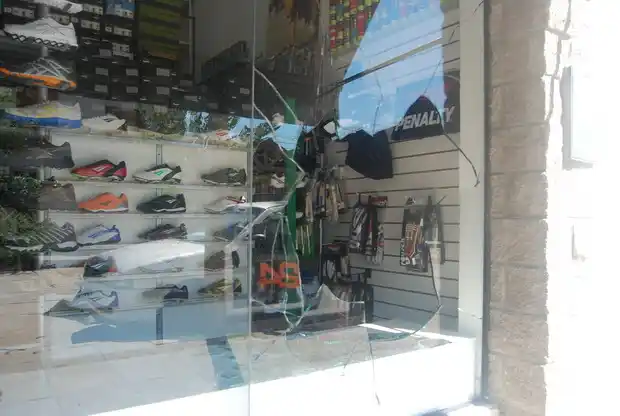  Rompieron, robaron y huyeron