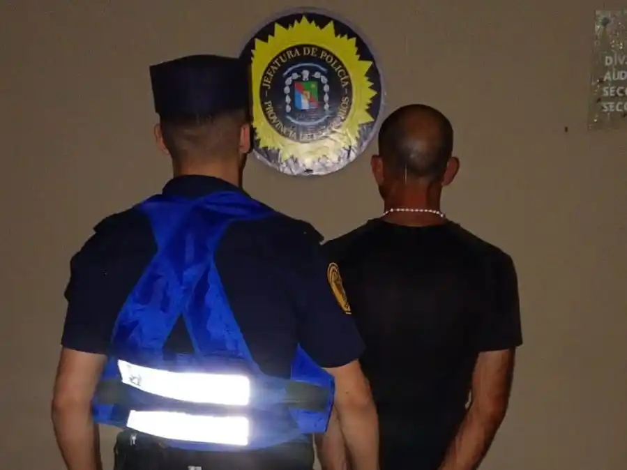 Molestaba a personas en inmediaciones de la Costanera y terminó detenido por arrojar piedrazos a la policía