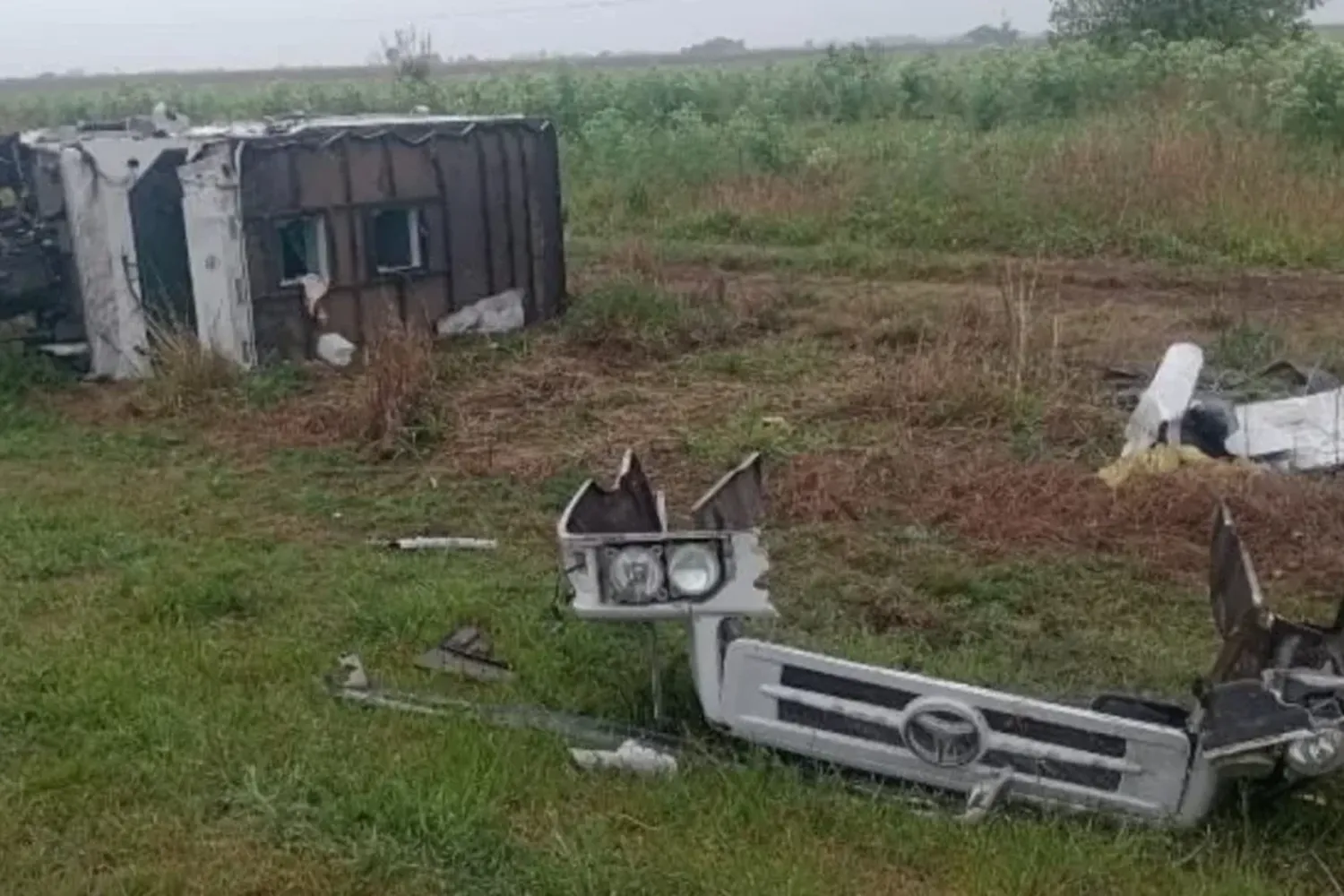 Un camión de caudales volcó en Villa Mugueta y como consecuencia murió un empleado