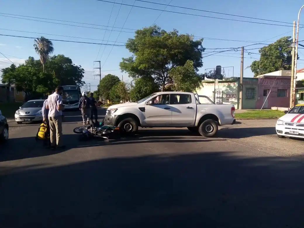 Hospitalizaron a un motociclista que fue chocado por una camioneta