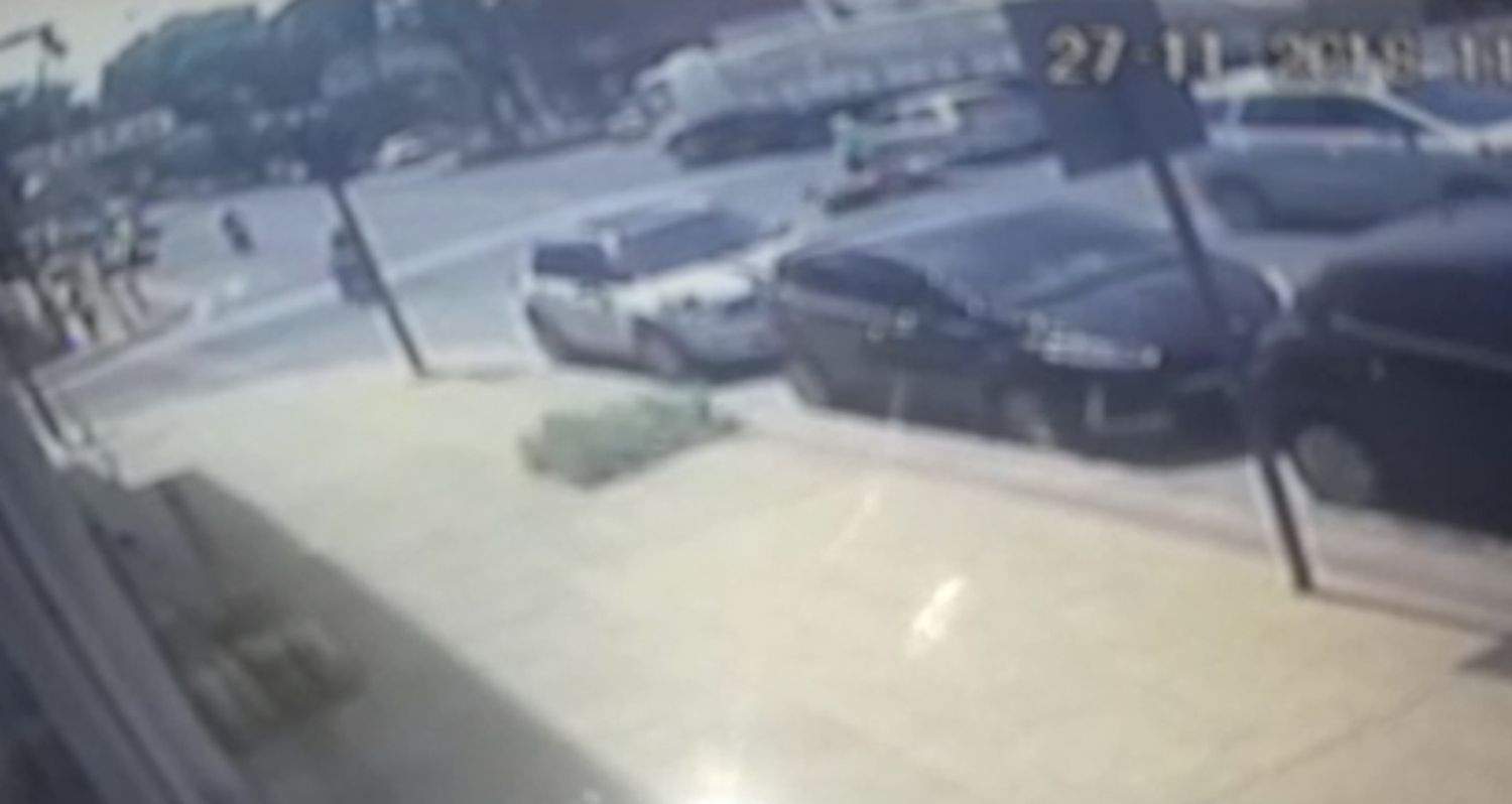 El video que muestra como una mala maniobra de un camión originó un accidente de tránsito