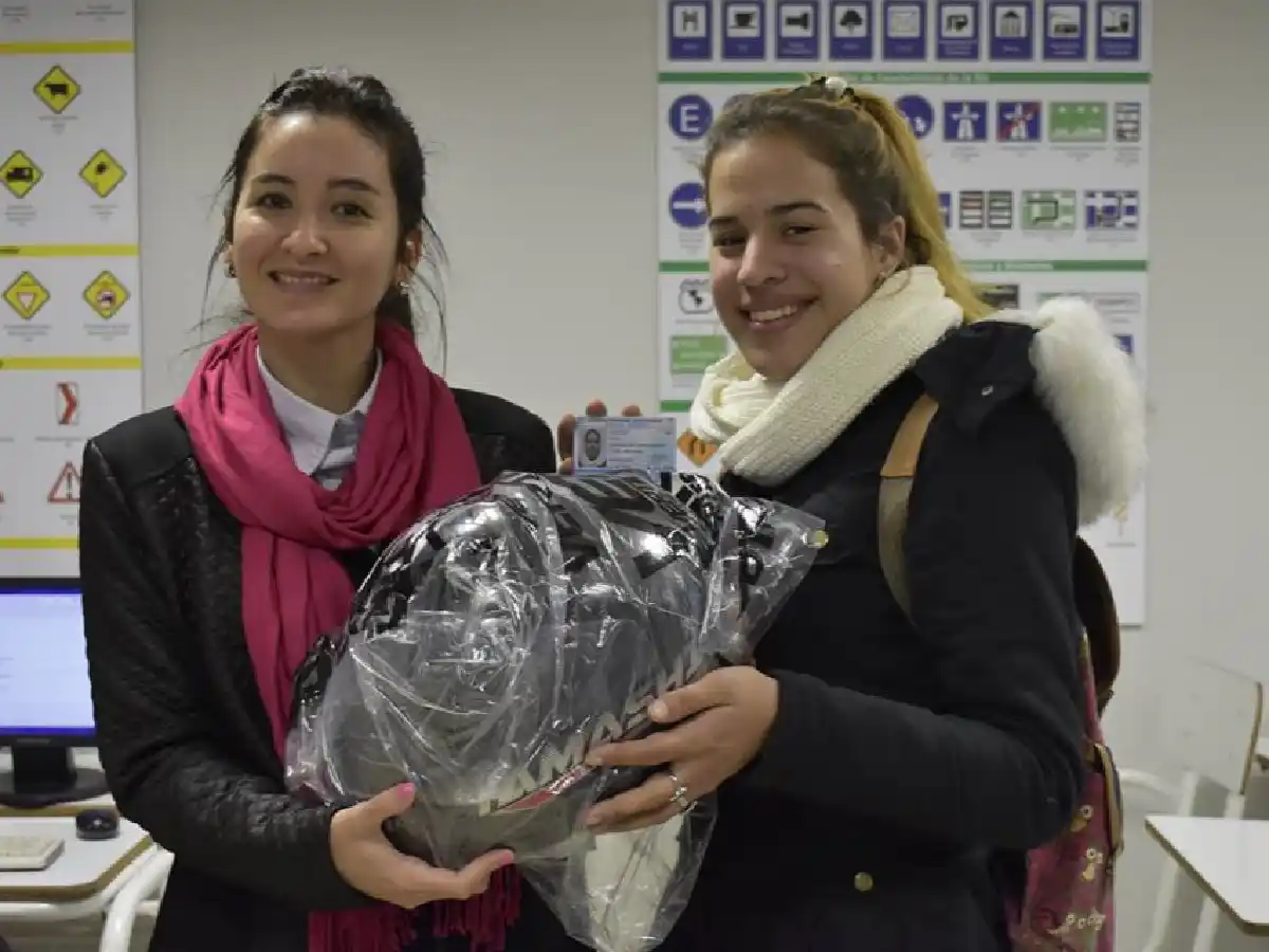 Frontera: licencia y casco gratuito  para motociclistas de 18 años   