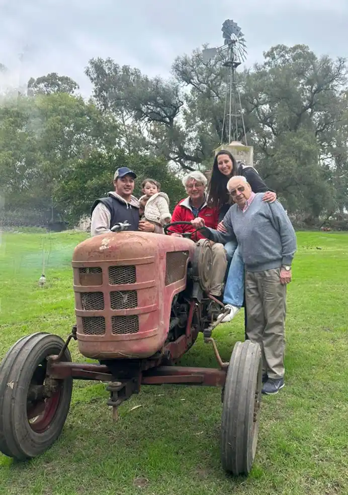 En el viejo tractor, Oscar junto a sus hijo Norman, sus nietos Brenda y Matías, y su bisnieta Felisa
