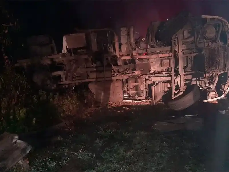 Una mujer resultó herida tras el vuelco de un camión en el acceso a Ibicuy