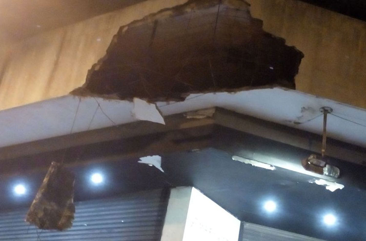 Tres heridos tras sufrir la caída de mampostería de un local céntrico