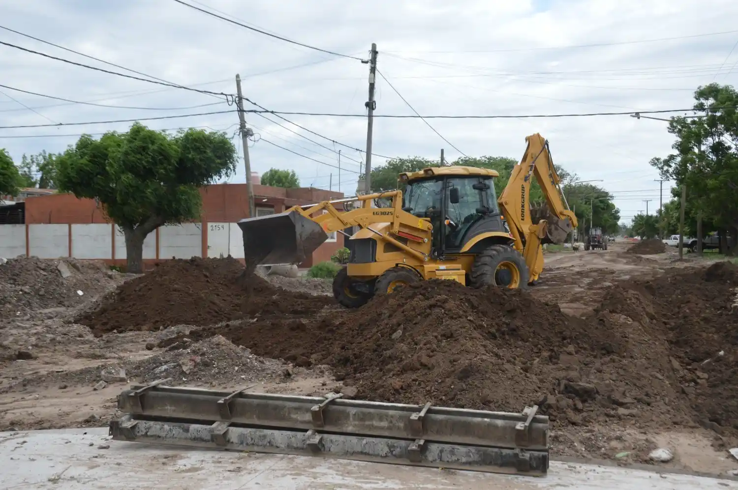 Una cuadra más de pavimento en la ciudad.