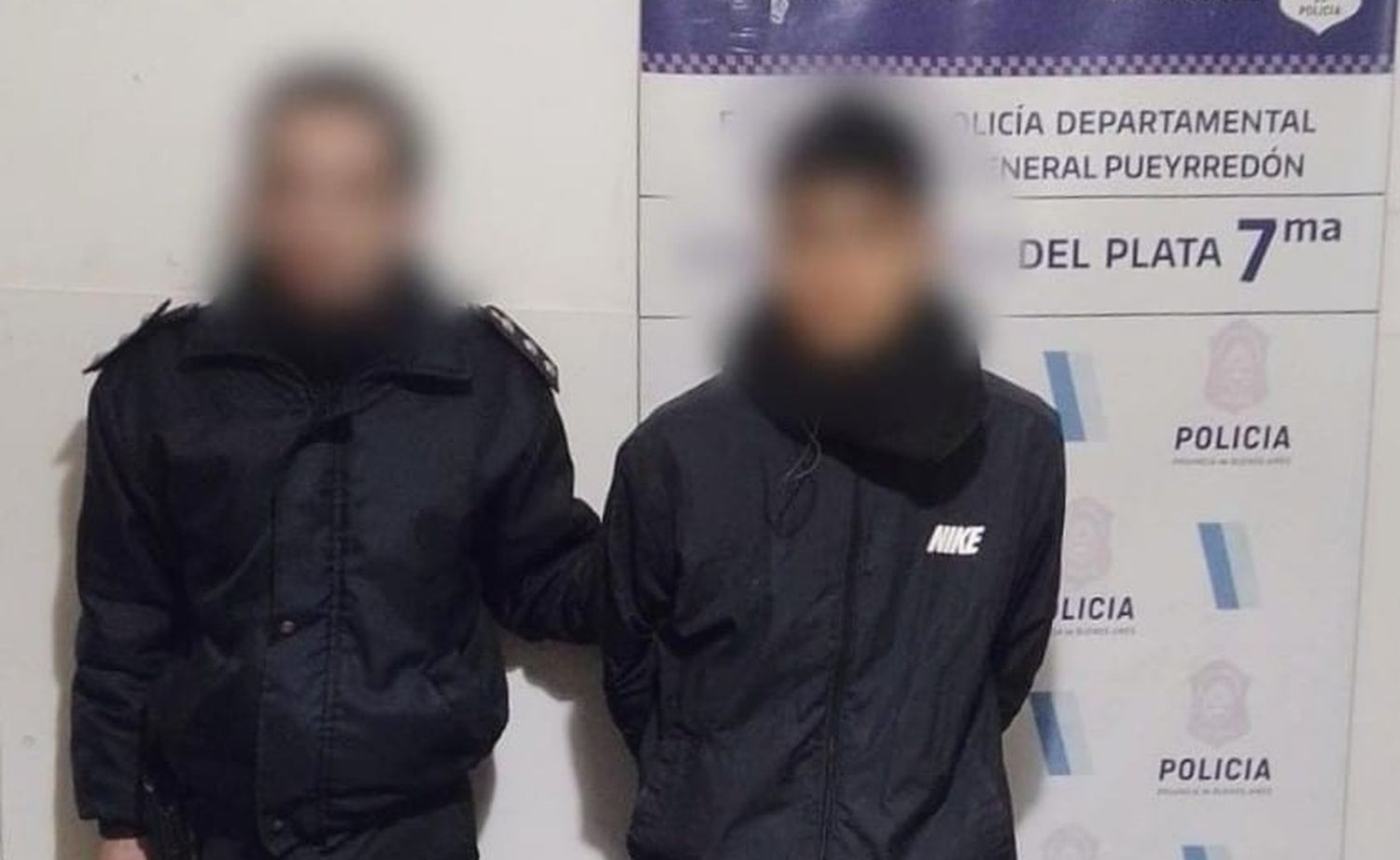 Dos jóvenes ingresaron a la cochera de un edificio y violentaron los vehículos