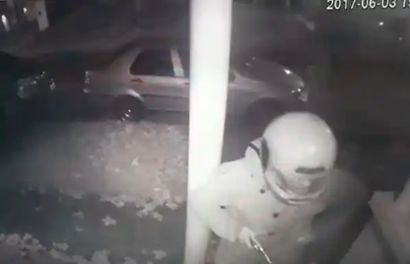 Video: Instructor de tiro mató al asaltante que lo abordó al llegar a su casa