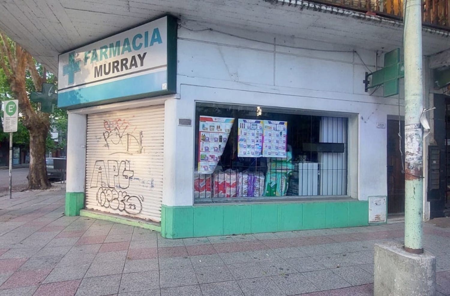 Lo atrapan cuando rompía la vidriera de una farmacia en el micro centro