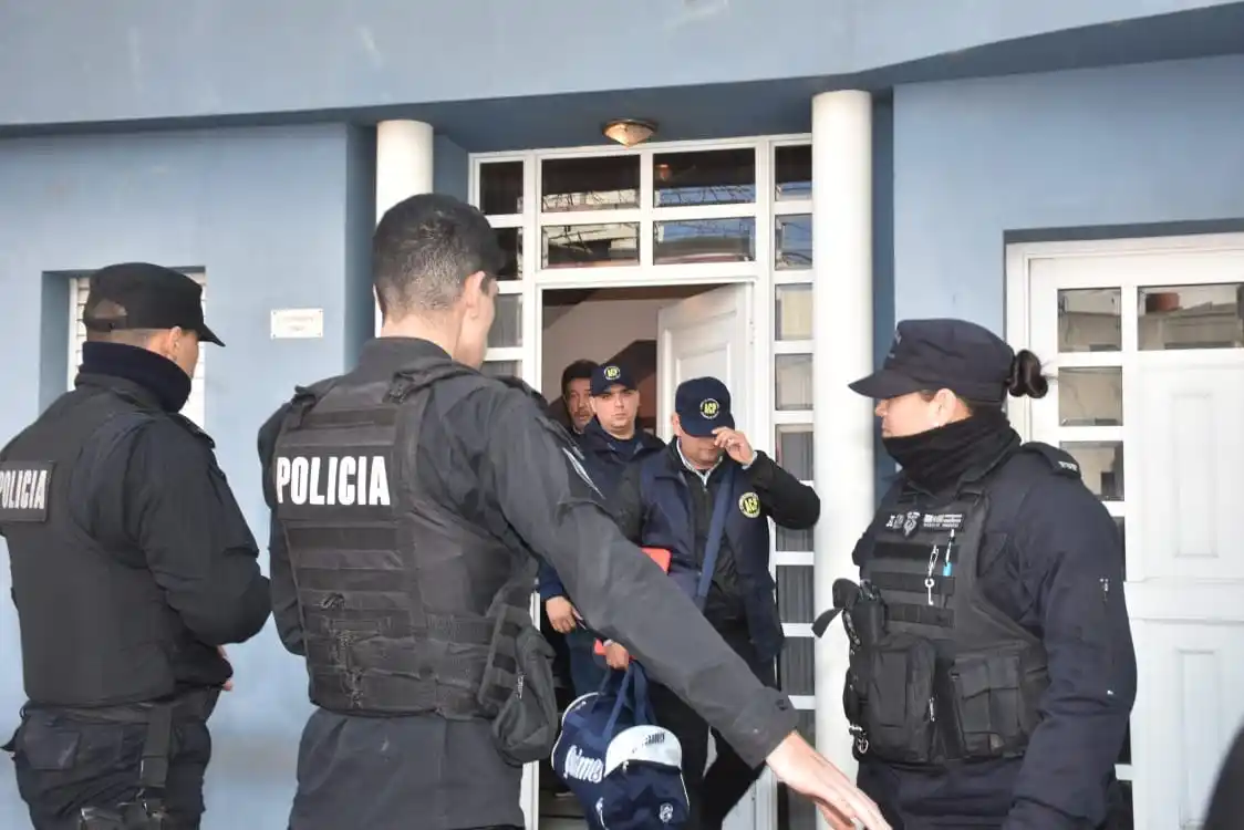 Escándalo en Colón por la “apretada” al plantel: hay al menos siete detenidos