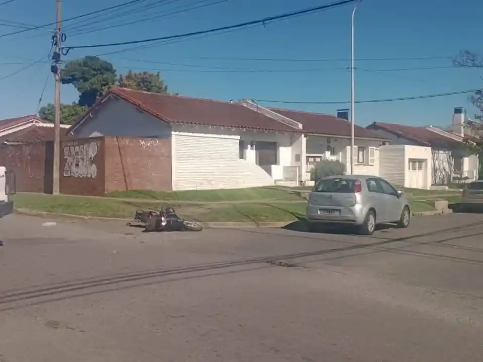 Producto del choque, el conductor del rodado menor resultó herido, por lo que debió intervenir una unidad del SAME.