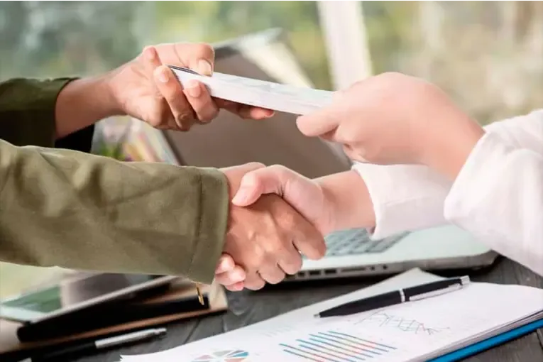 Devolvió cheques por $37 millones y se indignó por la recompensa: el caso que generó debate