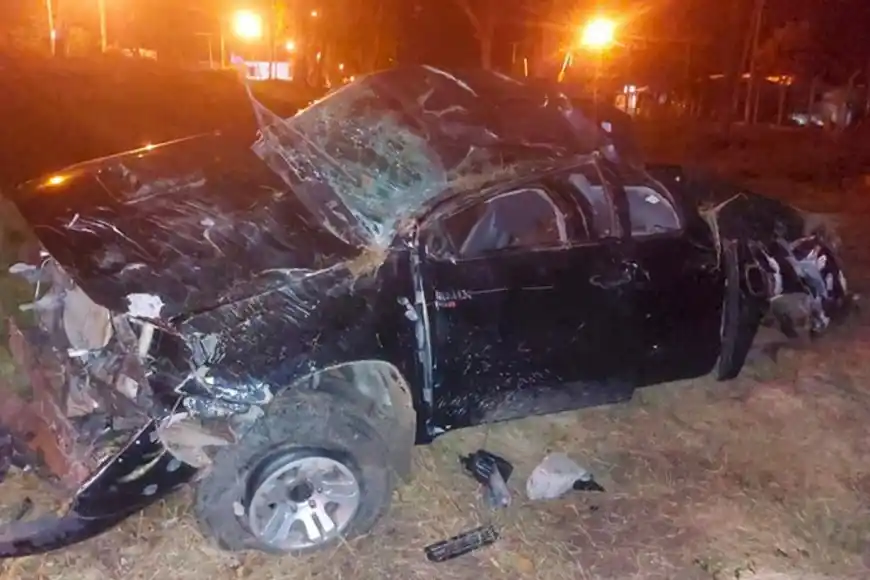 Un conductor está grave luego de dar varios tumbos con su camioneta e impactar contra una columna de luz