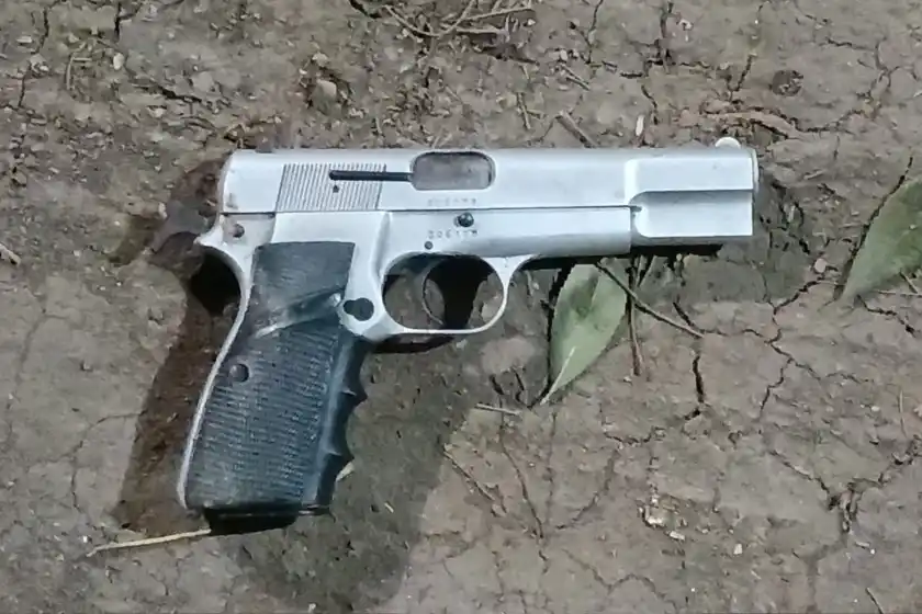 Trató de escapar de la policía corriendo, tiró un arma en el patio de un vecino y fue detenido