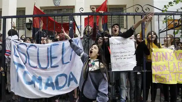 Rechazo al "Aprender": Contrapuntos en la comunidad del ENAM de Banfield por toma de los alumnos