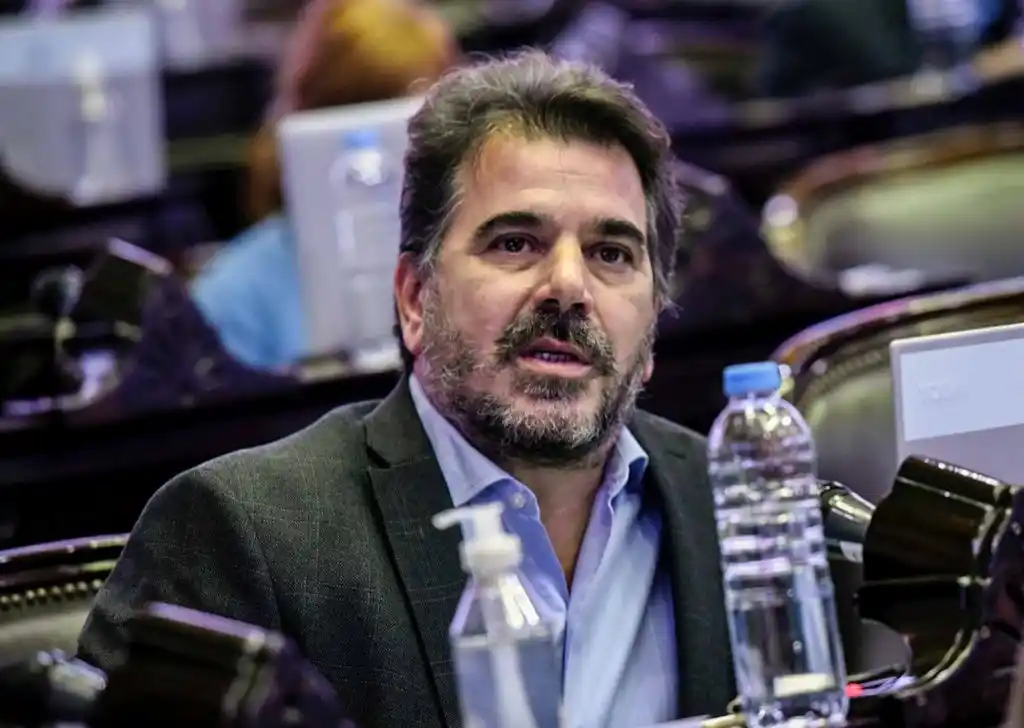 Cruces twitteros entre oficialistas y opositores por las restricciones