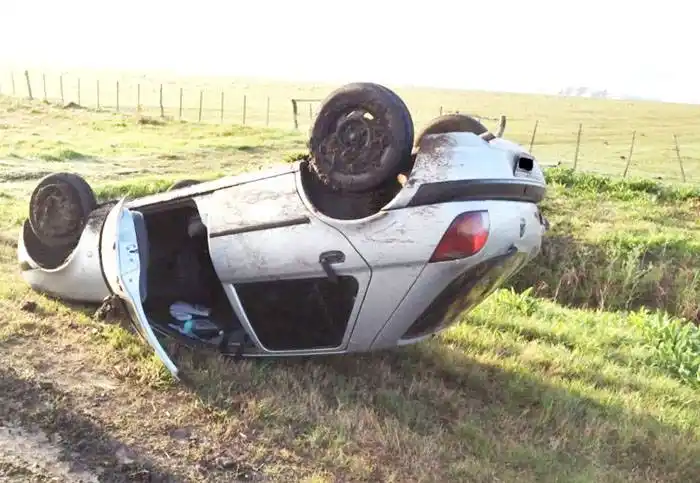 Un automóvil despistó y  volcó en la Autovía 18