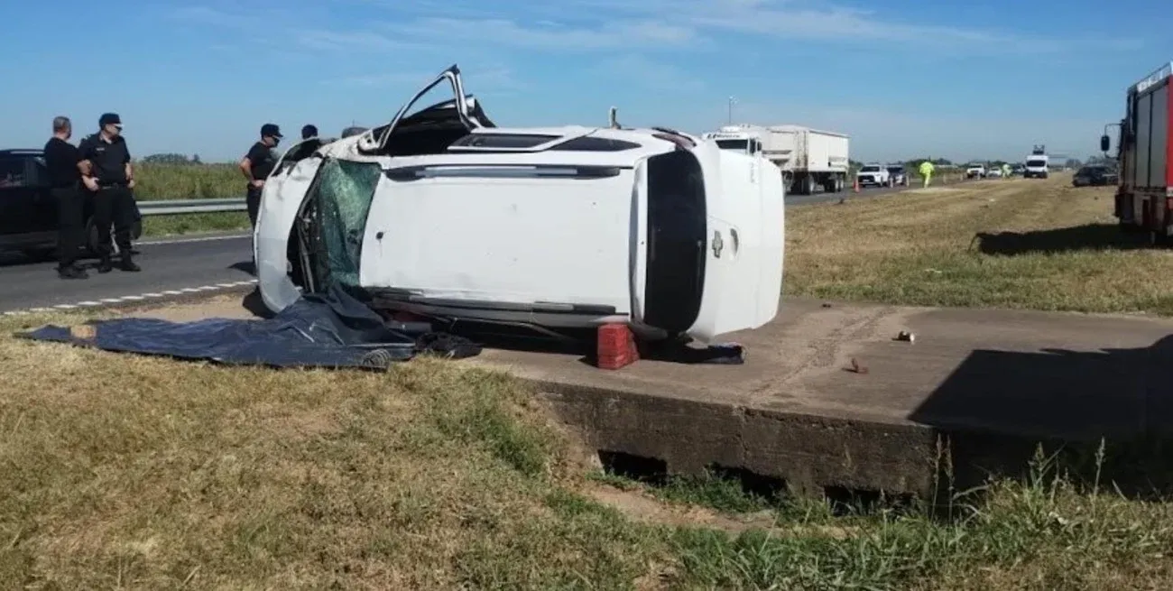 Así quedó el vehículo Chevrolet Spin, tras el vuelco fatal. Crédito: Infomás Noticias.