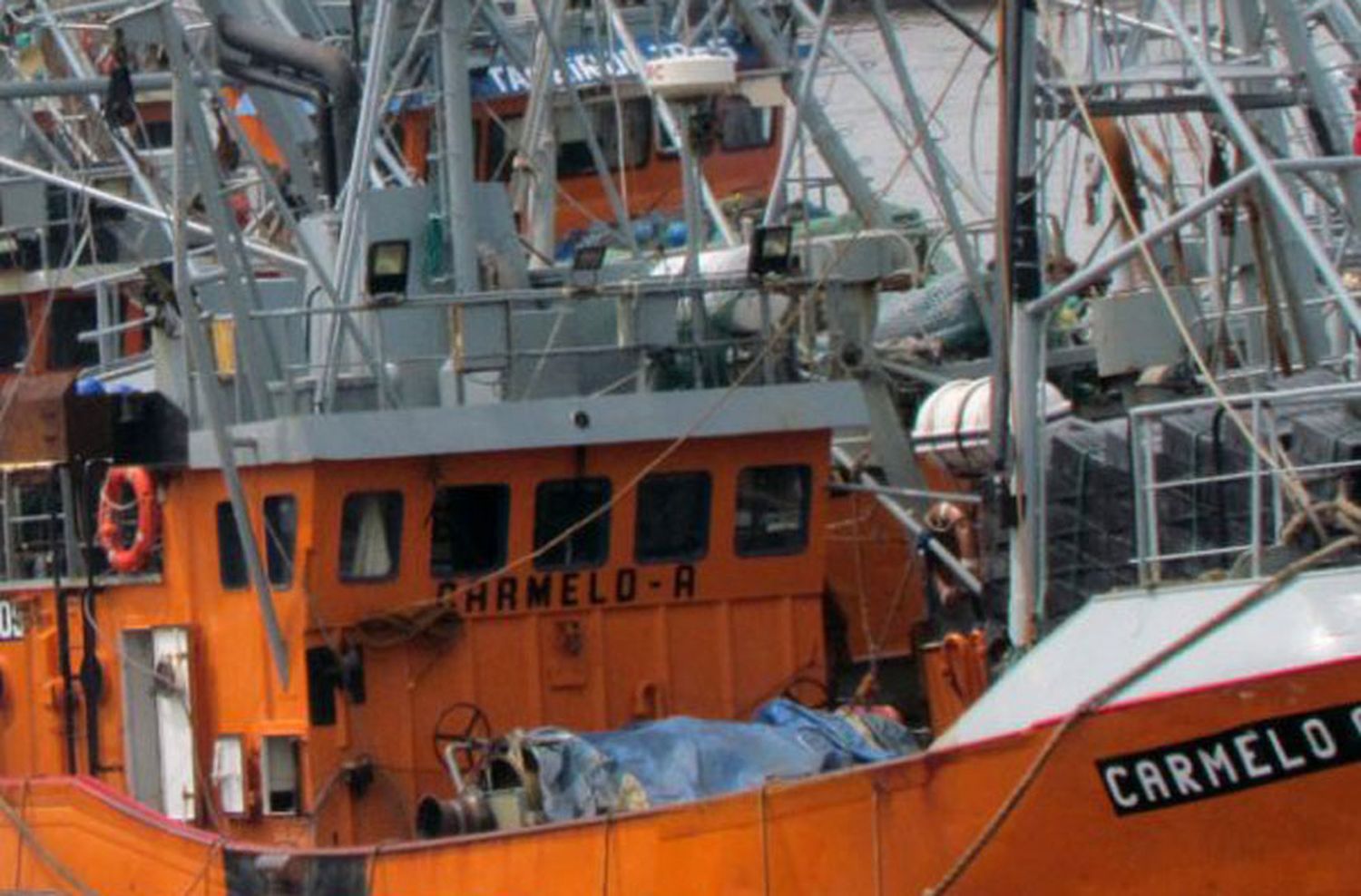 Un buque costero se dio vuelta con ocho tripulantes a bordo: todos están a salvo