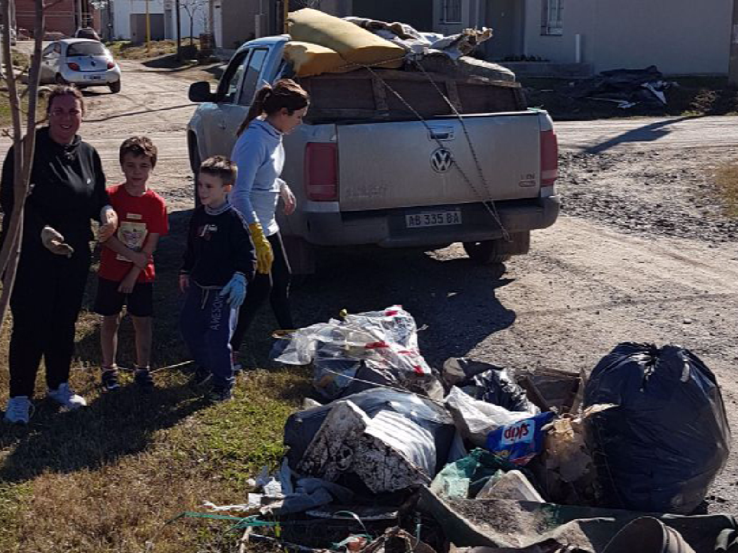 Vecinos de Magdalena I, cansados  de los minibasurales, salieron a limpiar el barrio 