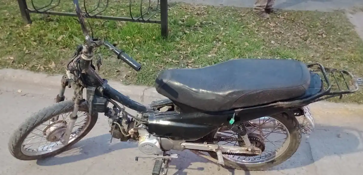 La moto siniestrada. Crédito: Bomberos de Venado Tuerto.