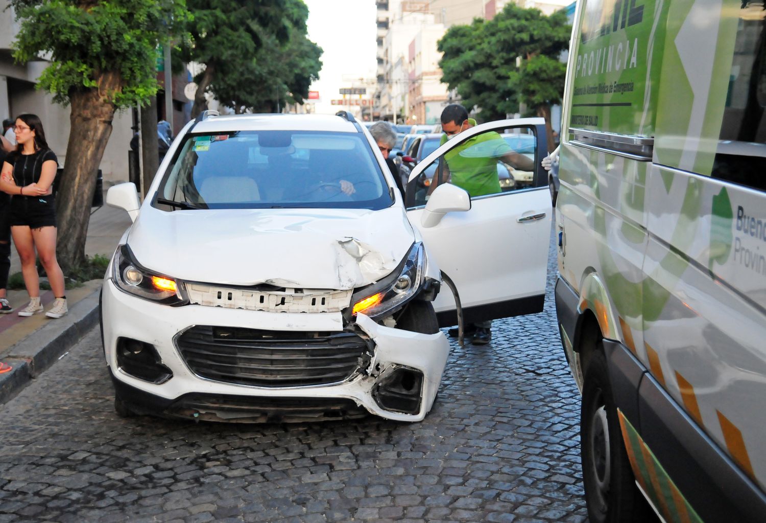 Un conductor embistió a dos vehículos en San Martin y Chacabuco