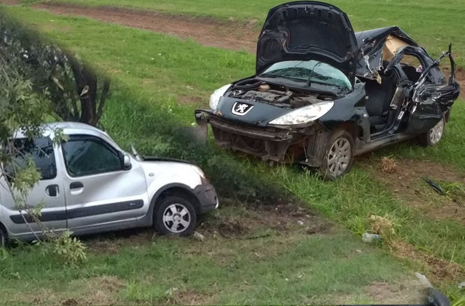 Dos heridos por la importante colisión de un auto y una camioneta