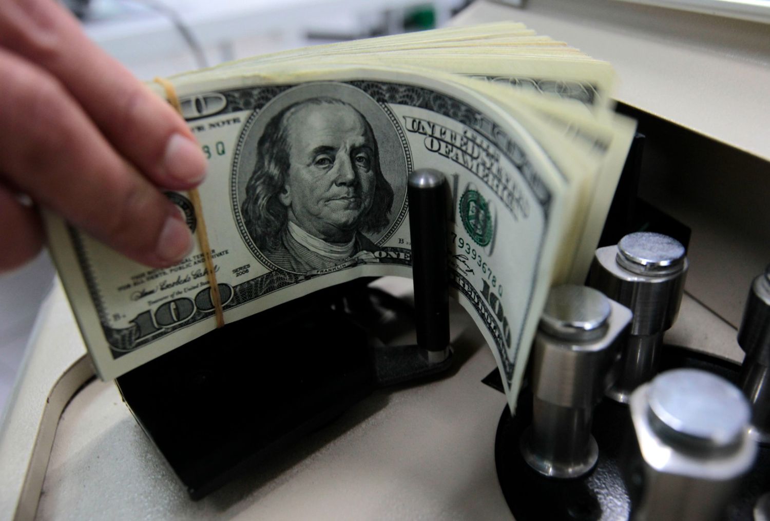 El dólar blue retrocede otro paso mientras los financieros rebotan