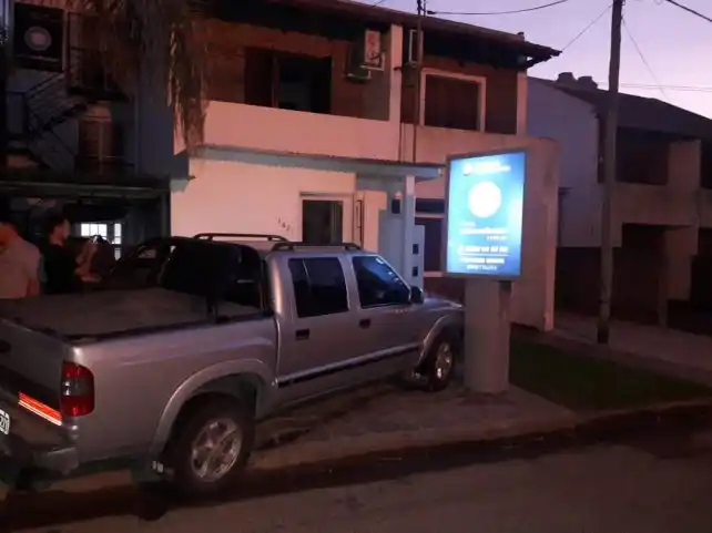 Conducía borracho y chocó en la vereda a un adolescente