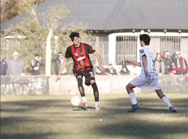 Enzo Doello, jugador de Central, ante la marca de Santiago Benítez, futbolista de Juventud, en el encuentro que protagonizaron ambos equipos por fecha 10 del Apertura.