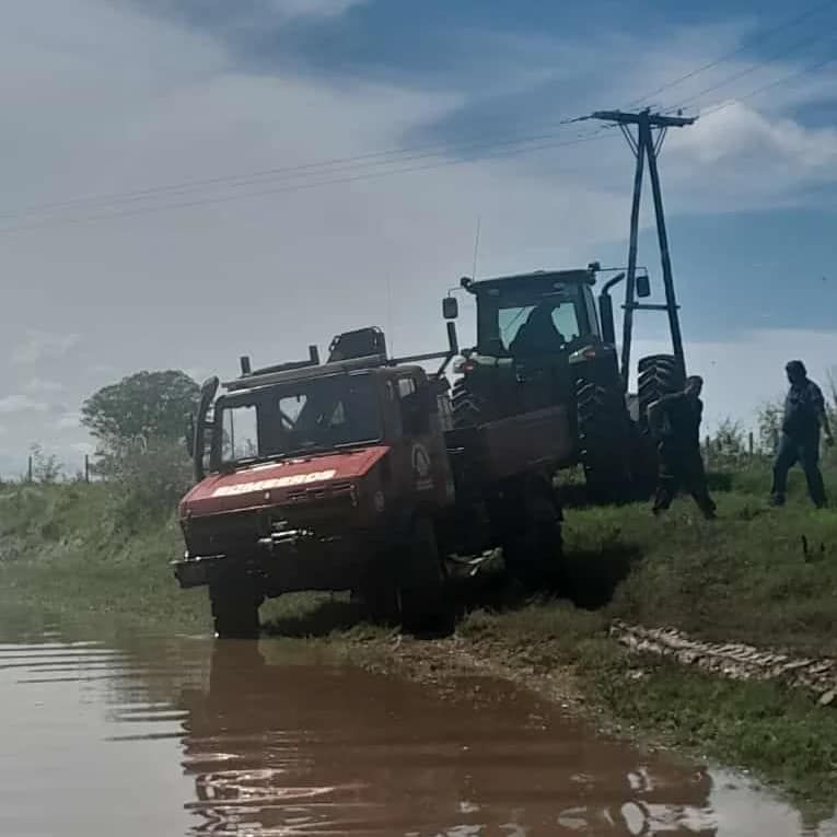 Vecinos de una estancia colaboraron en la tarea de recuperación del vehículo de gran porte.