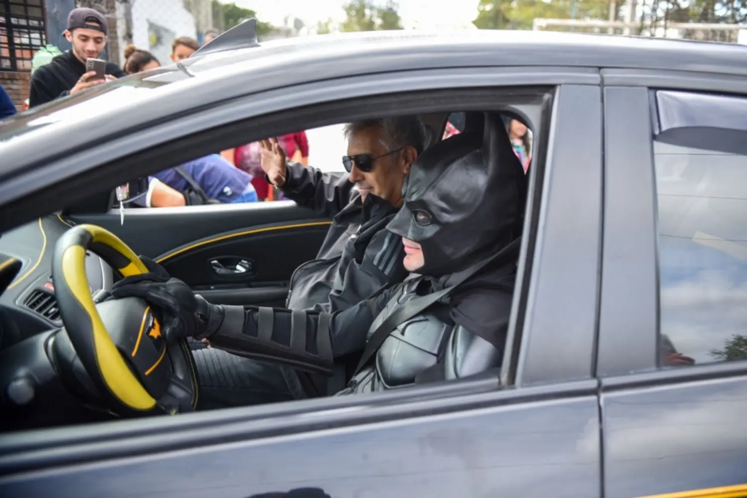 Emotivo homenaje al Batman Solidario de La Plata en Villa Elvira