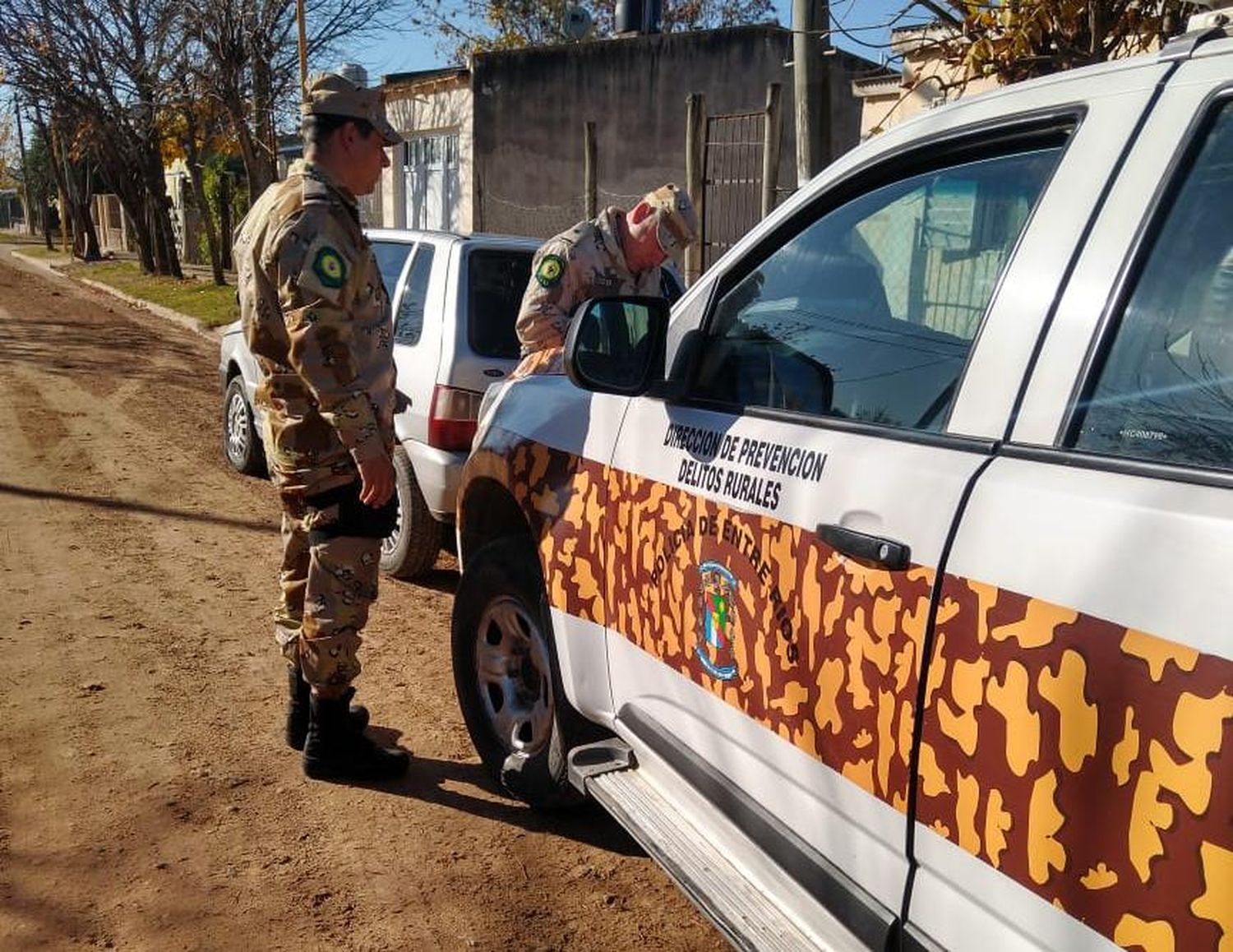 Secuestraron un arma de fuego y carne que vendían de manera ilegal en un auto