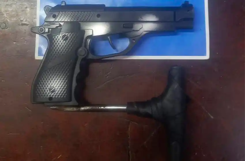 Detienen colectivo: le encuentran un revolver de utilería y una yuga a dos menores