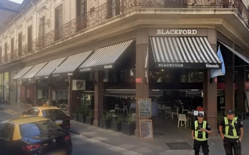 Susto en pleno centro por el incendio con dos heridos en la cocina de un bar.