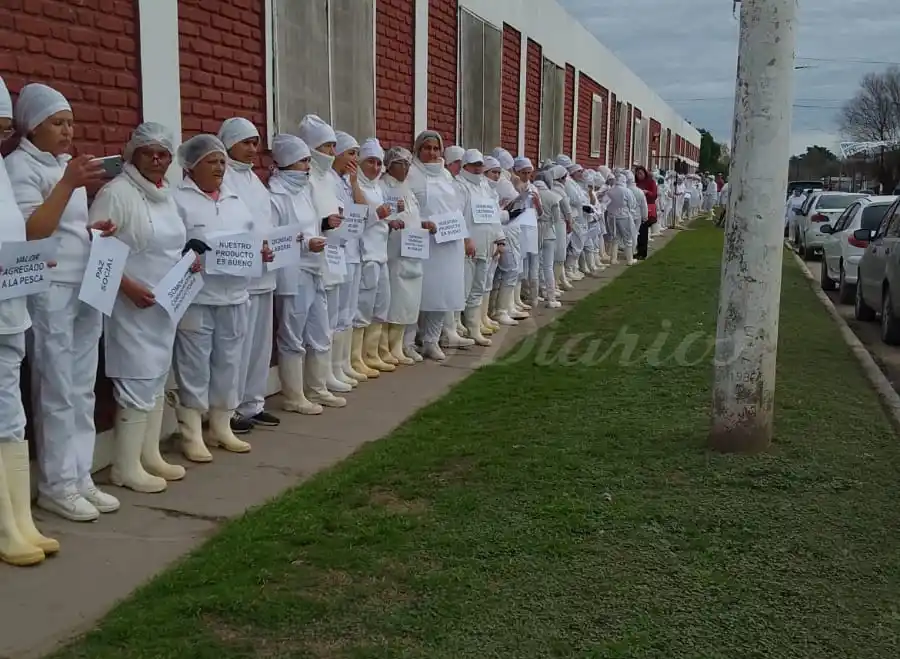 Abrazo solidario de trabajadores de Engraucoop